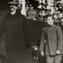 Kong Haakon og Kronprins Olav ankommer hopprennet på Holmenkollsøndagen i 1917. Fotograf: Oppi Kunstforlag, De kongelige samlinger